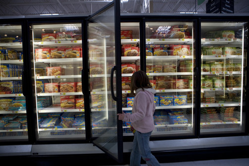 Il refrigeratore della bevanda del supermercato ha temperato l'acciaio inossidabile di plastica del congelatore di vetro della porta