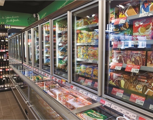 Frigorifero commerciale al minuto dell'esposizione della bevanda con 3 porte di vetro