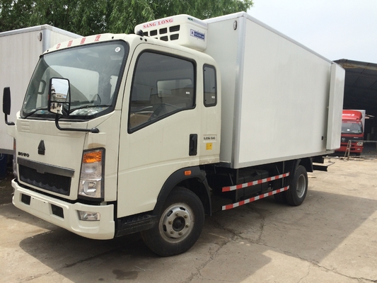L'annuncio pubblicitario di bassa potenza di HOWO trasporta il congelatore su autocarro di frigorifero Van Box Truck per carne